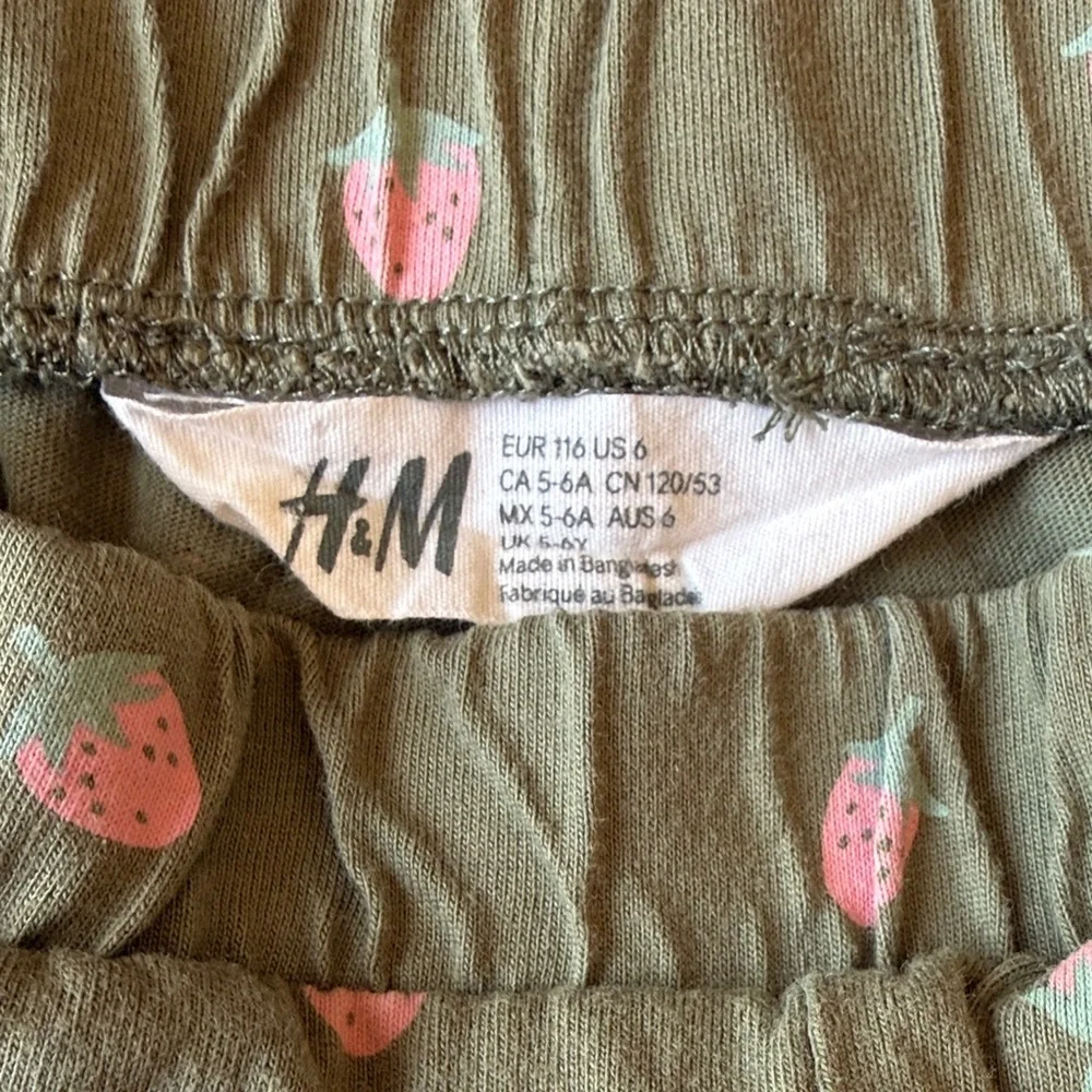 H&M Girls Strawberry Print Shorts Green Pink Cotton Elastic Waist Pockets Size 6
